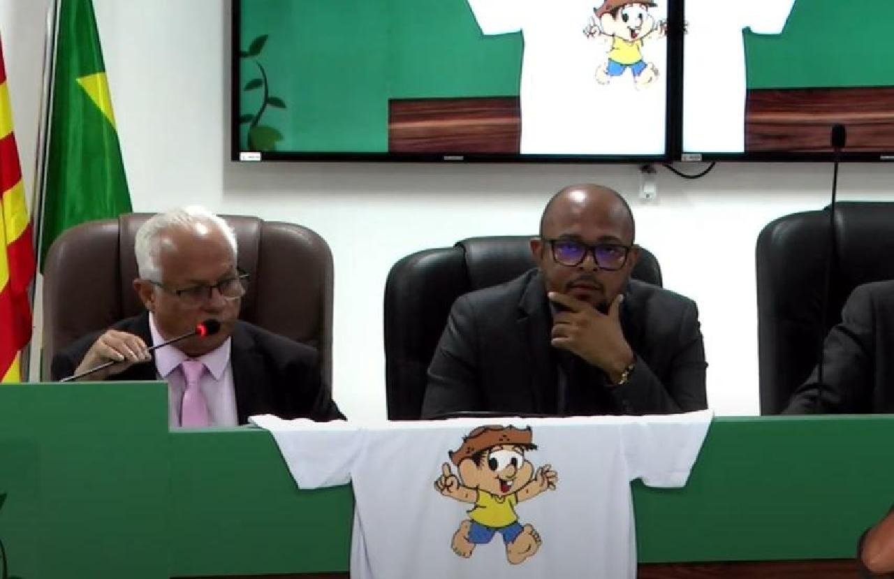 VEREADOR EXIBE CAMISA COM FOTO DE CHICO BENTO EM SESSÃO DA CÂMARA DE ILHÉUS