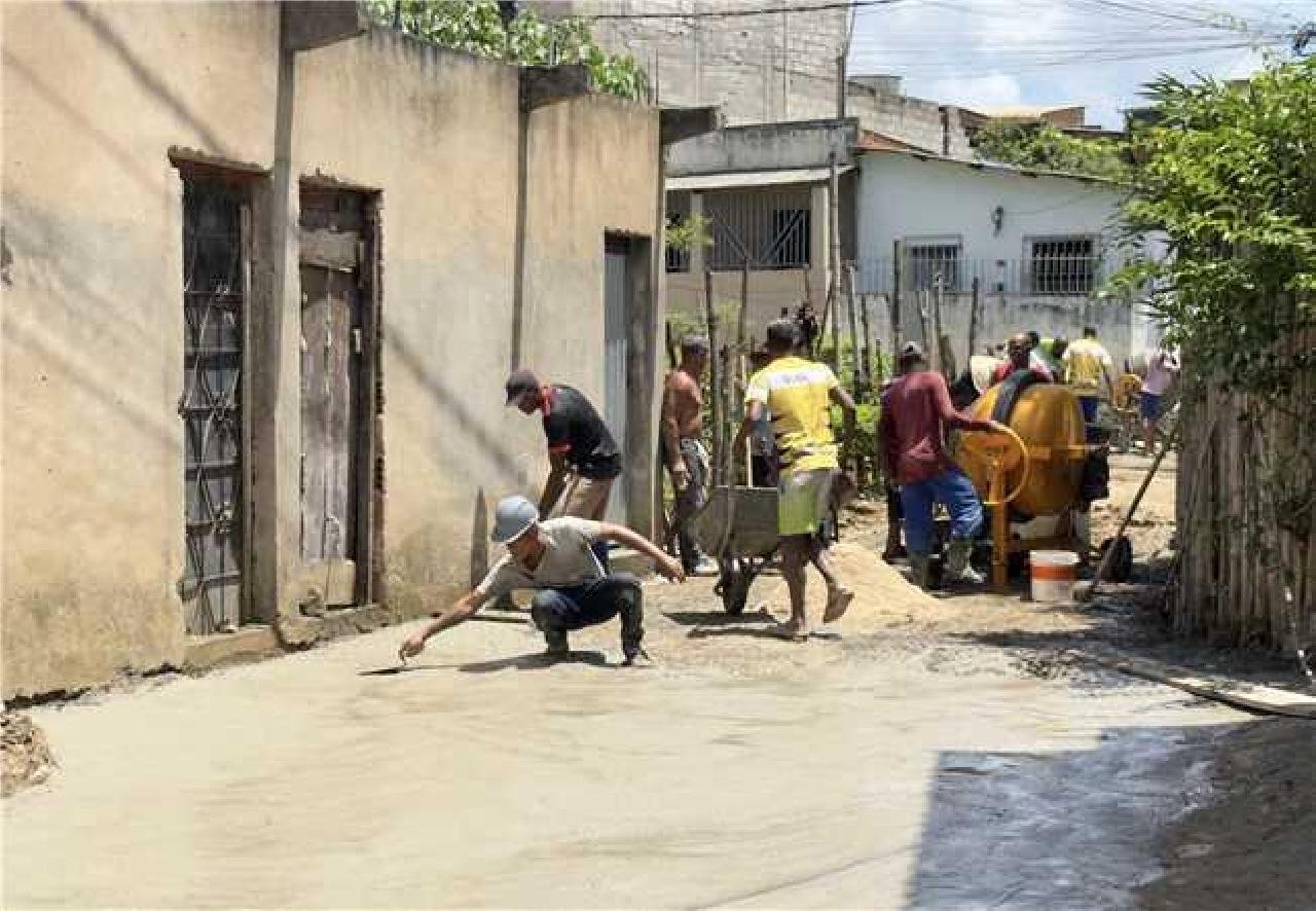 RUA DO SALOBRINHO EM ILHÉUS RECEBE PROGRAMA DE PAVIMENTAÇÃO COMUNITÁRIA