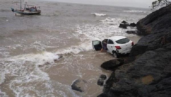 ILHÉUS: CARRO COM CASAL CAI NO MAR