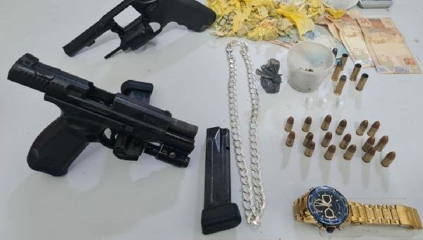 OPERAÇÃO DA POLÍCIA MILITAR APREENDE DROGAS, ARMAS E JÓIAS EM ITACARÉ 