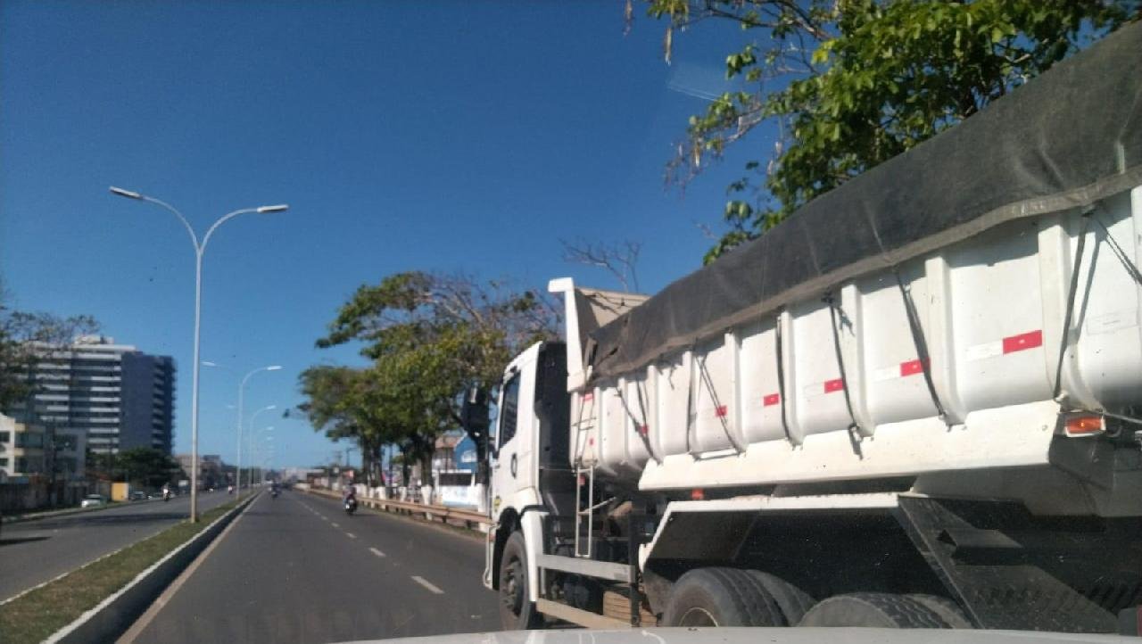 CAÇAMBAS CARREGADAS DE AREIA TRAFEGAM EM ALTA VELOCIDADE EM ILHÉUS 