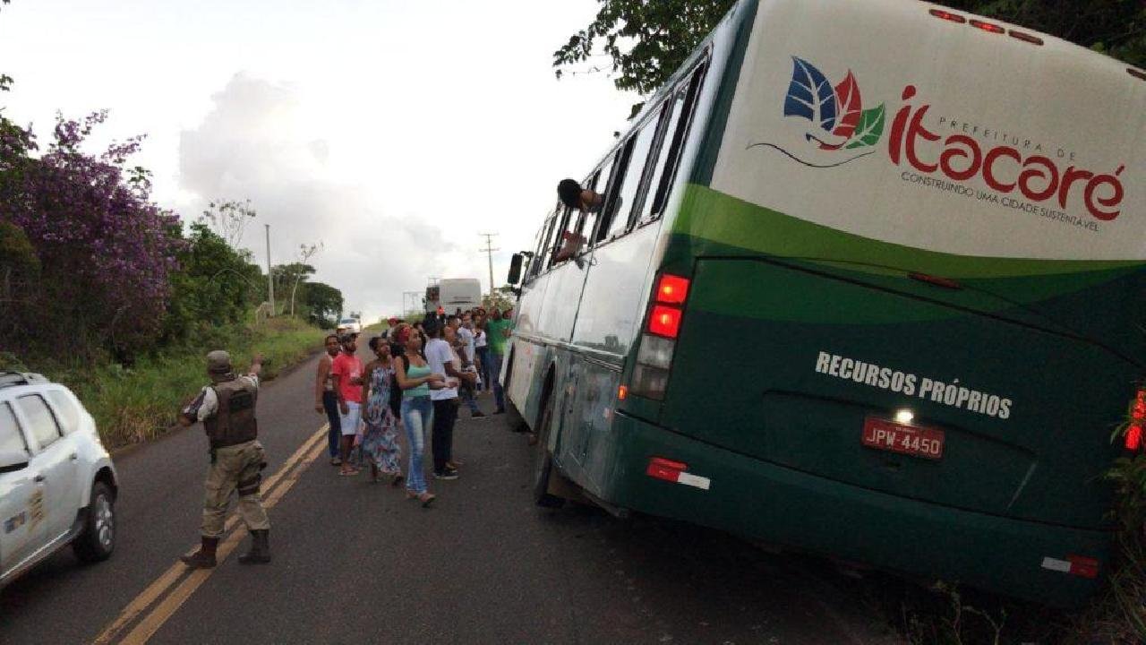 ÔNIBUS  QUE TRANSPORTA UNIVERSITÁRIOS DE ITACARÉ SAI DA PISTA