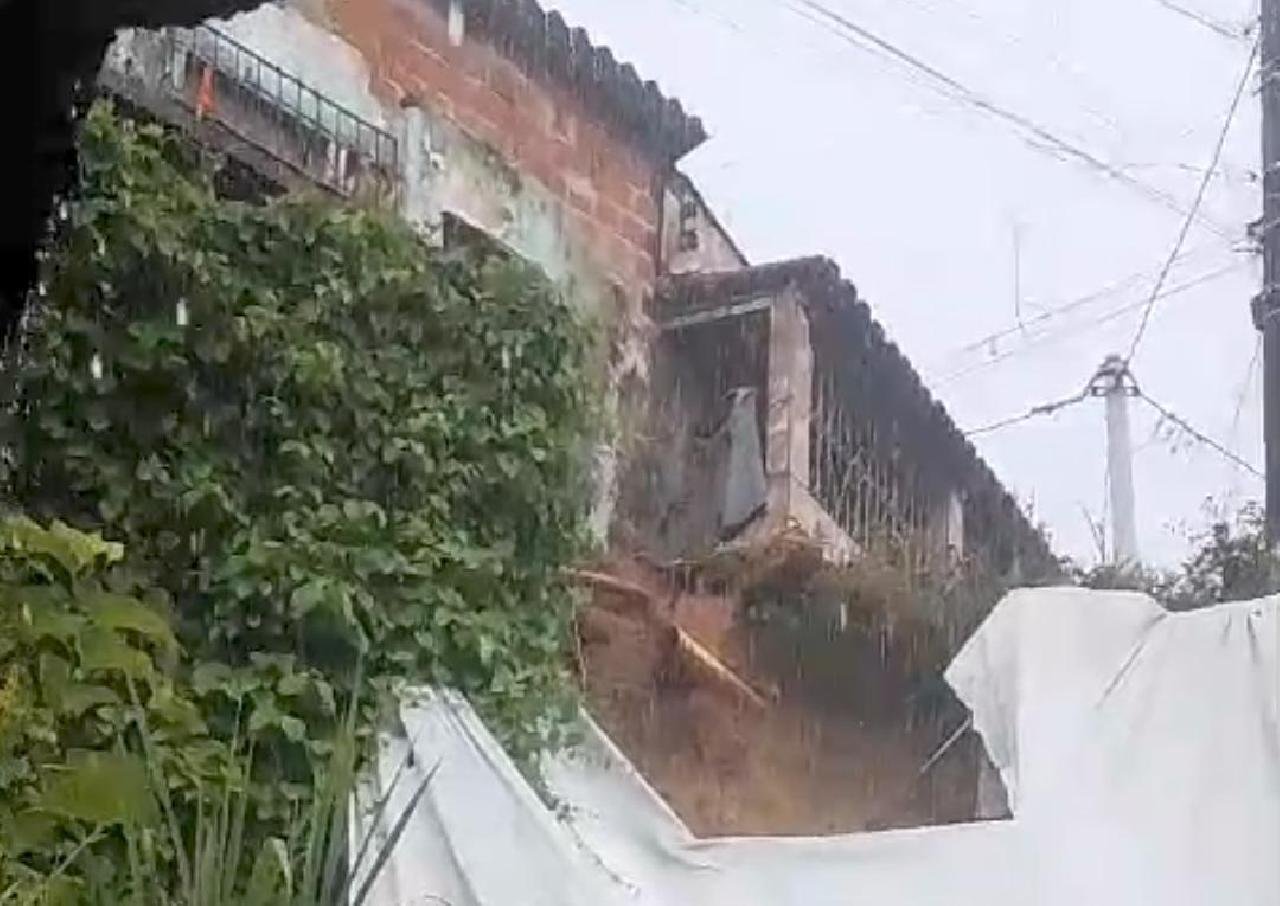 ILHÉUS: MORADORA DO BASÍLIO PEDE AJUDA DA DEFESA CIVIL PARA SITUAÇÃO DE RISCO