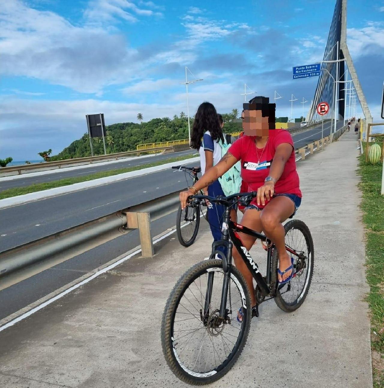 CICLISTAS CONTINUAM CIRCULANDO NA ÁREA DE PEDESTRES DA PONTE JORGE AMADO