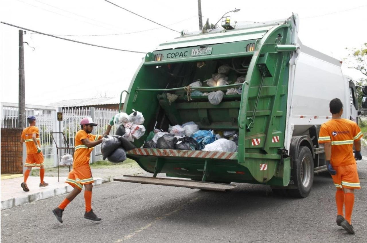 ILHÉUS: SEM CONDIÇÕES DE TRABALHO, FUNCIONÁRIOS DA LIMPEZA PÚBLICA PARALISAM ATIVIDADES