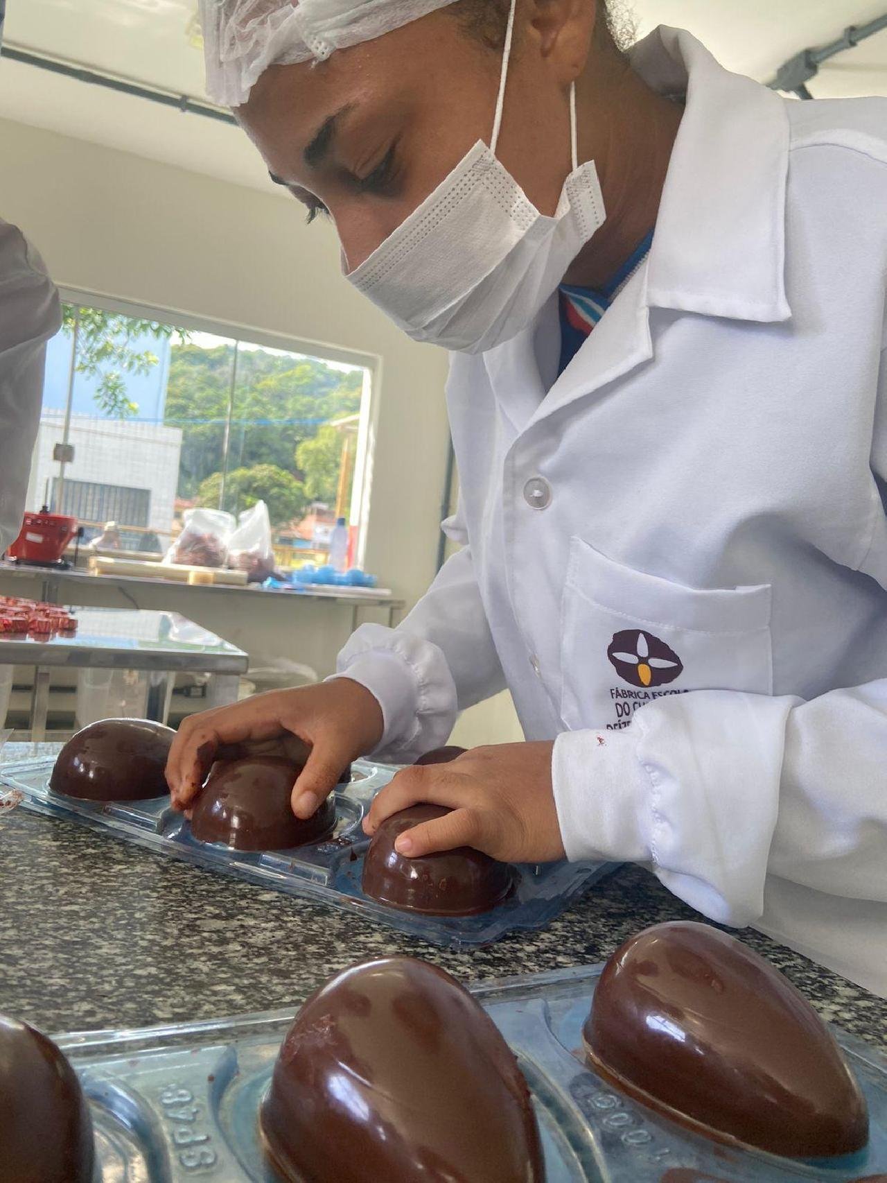 ALUNOS DO CEEP CHOCOLATE, EM ILHÉUS,PRODUZEM OVOS DA PÁSCOA PARA DOAÇÃO 