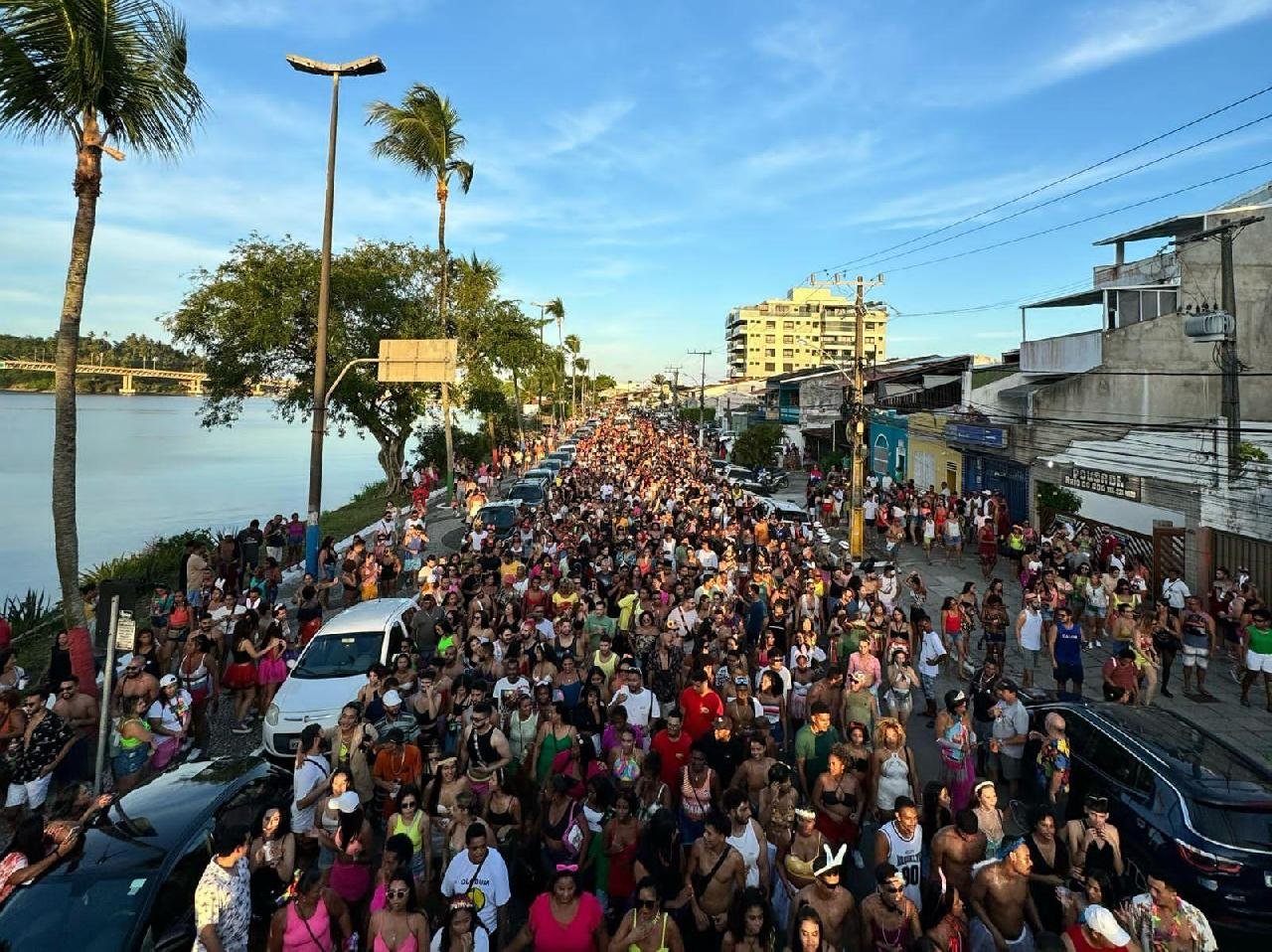 BLOCO 'AS MURINGUETES' ARRASTA MULTIDÃO E ABRE CARNAVAL CULTURAL EM ILHÉUS