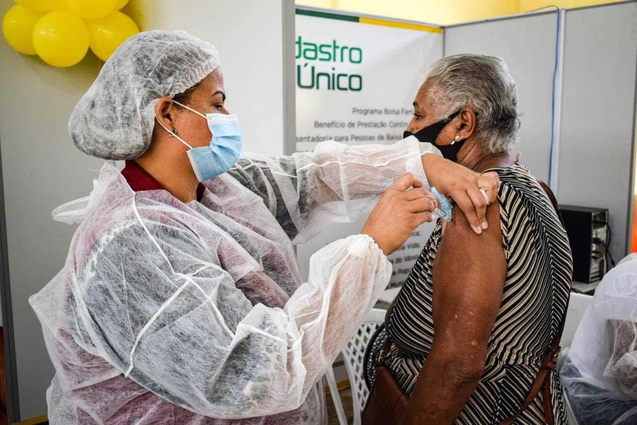 APLICAÇÃO DA 1ª e 2ª DOSE SEGUE NESTA QUARTA (15); IDOSOS DE 80 ANOS OU MAIS RECEBEM A DOSE DE REFORÇO