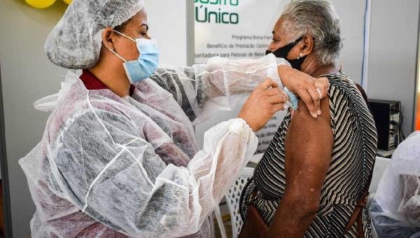 APLICAÇÃO DA 1ª e 2ª DOSE SEGUE NESTA QUARTA (15); IDOSOS DE 80 ANOS OU MAIS RECEBEM A DOSE DE REFORÇO