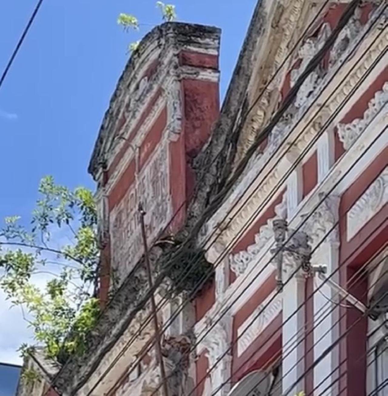 ILHÉUS: FACHADA DE PRÉDIO HISTÓRICO ABANDONADO CORRE RISCO DE DESABAMENTO 