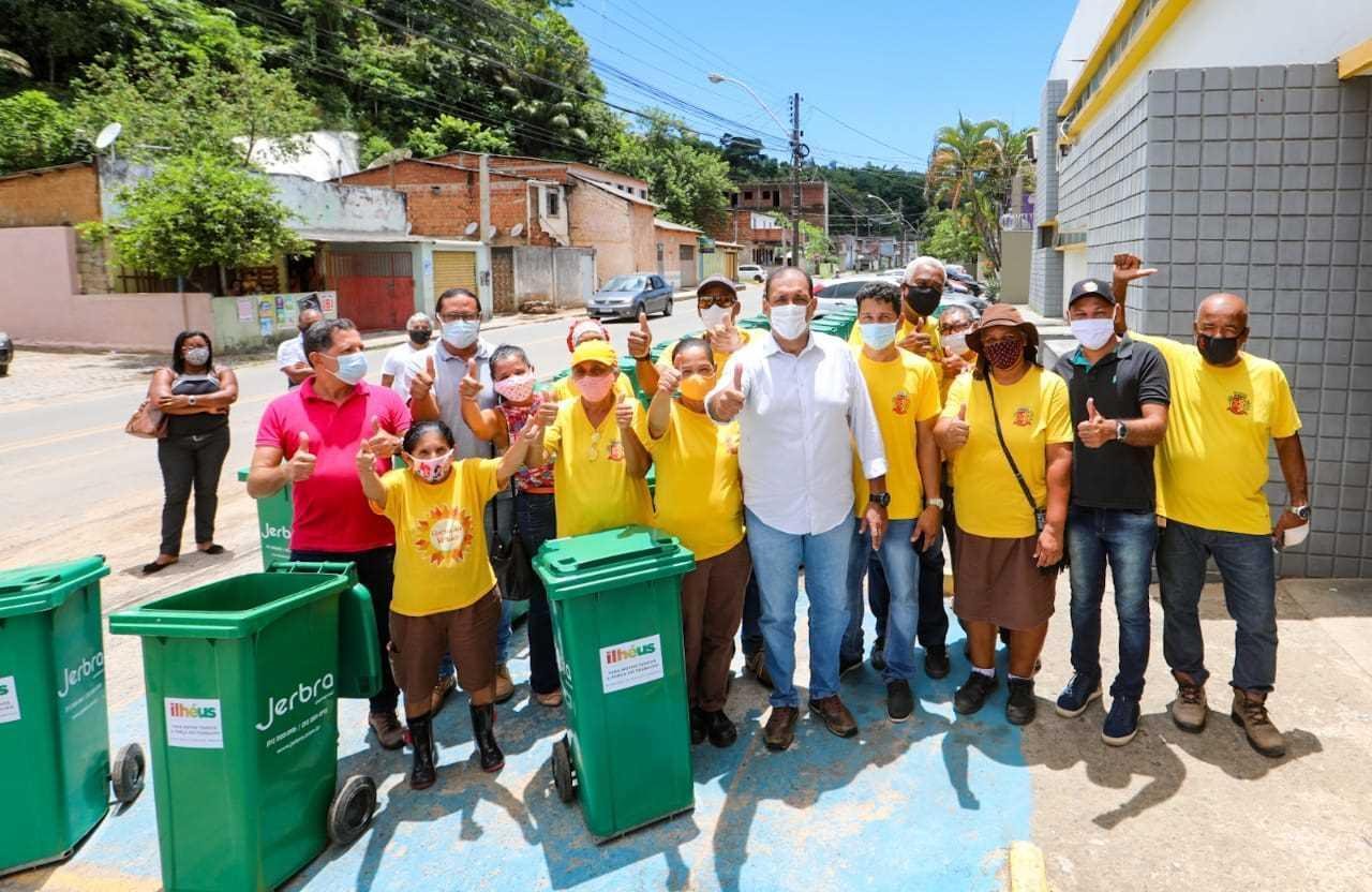  PREFEITO MÁRIO ALEXANDRE ENTREGA 45 NOVOS CARRINHOS PARA EQUIPES DE VARRIÇÃO