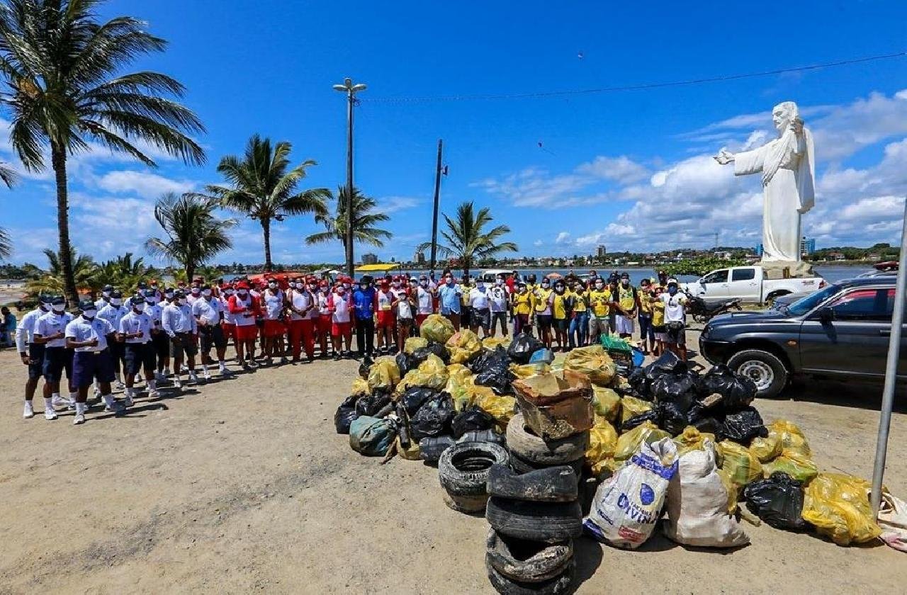 BOMBEIROS, MARINHA E PREFEITURA RECOLHEM DUAS TONELADAS DE LIXOS NAS PRAIAS DE ILHÉUS E PORTO SEGURO