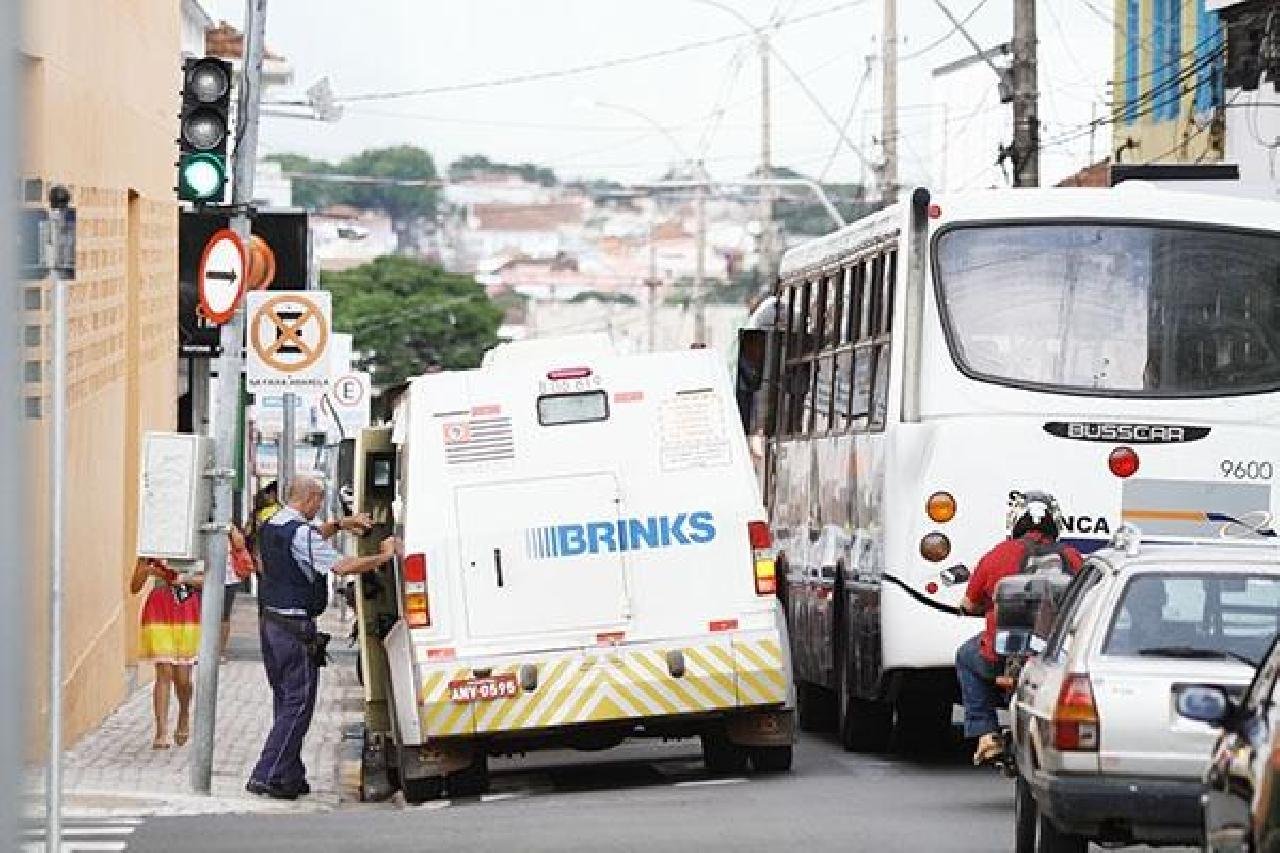 ILHÉUS: PROJETO QUER PROIBIR MANIPULAÇÃO DE MALOTES JUNTO AO PÚBLICO