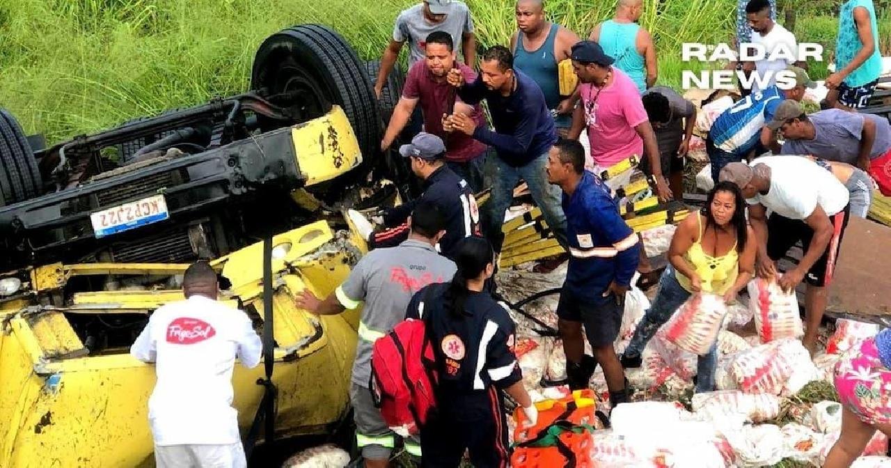 CAMINHÃO DESPENCA DE RIBANCEIRA E MOTORISTA FICA FERIDO EM ITAPEBI