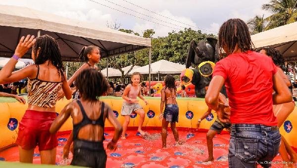 CRIANÇAS TIVERAM DIVERSÃO E ALEGRIA EM EVENTO NA SOARES LOPES