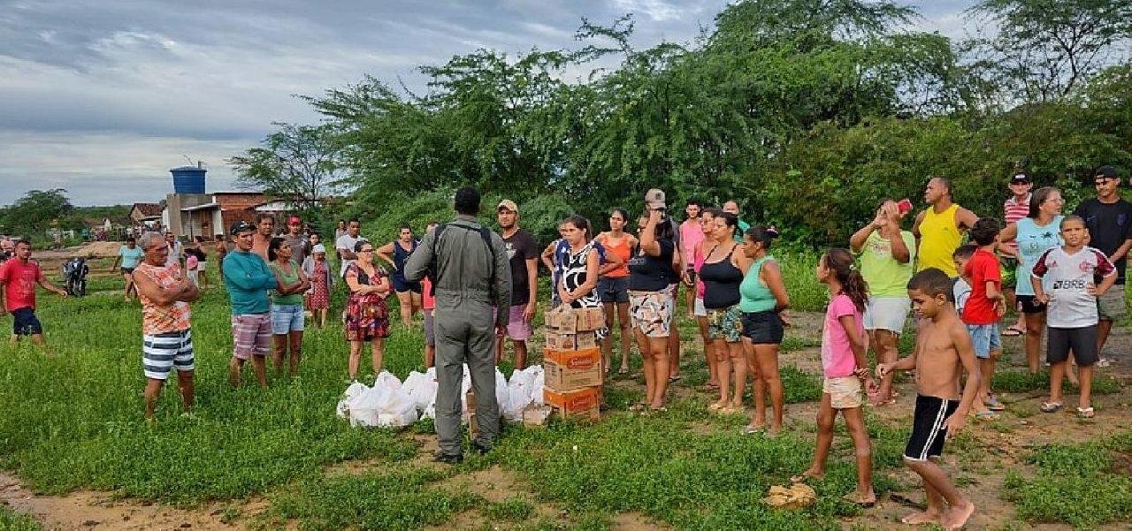 ENCHENTES: AGENTES DO CORPO DE BOMBEIROS RESGATAM MAIS DE 260 PESSOAS ISOLADAS EM JEQUIÉ