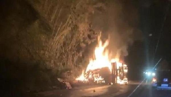 CINCO MORTOS EM ACIDENTE ENTRE ÔNIBUS CIDADE SOL E CARRETA NA BR 101