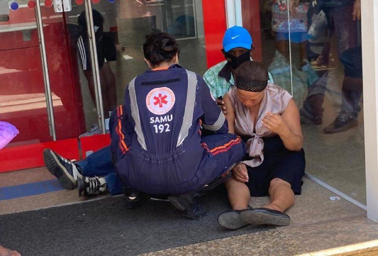 IDOSA PASSA MAL NA FILA EXTERNA DO BRADESCO EM ILHÉUS