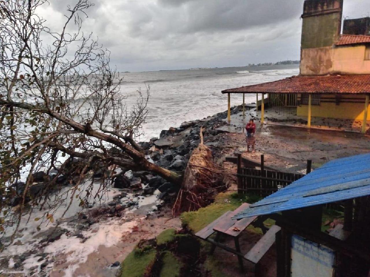 ILHÉUS: MARÉ AVANÇA E DESTRÓI CABANAS NA PRAIA DO NORTE