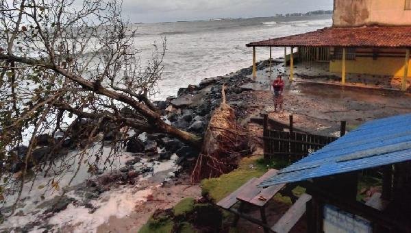 ILHÉUS: MARÉ AVANÇA E DESTRÓI CABANAS NA PRAIA DO NORTE