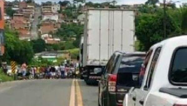 COMERCIANTES DE UBAITABA FAZEM PROTESTO E INTERDITAM BR 