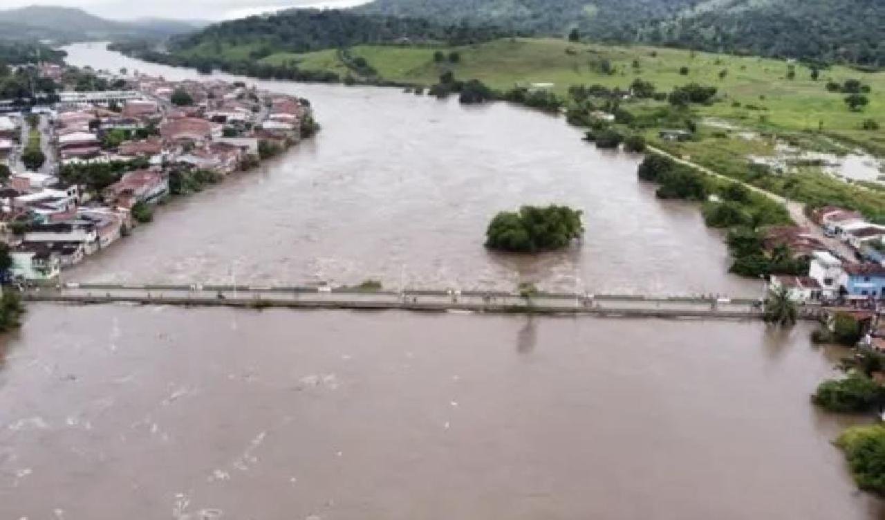 IPIAÚ: CHEIA DO RIO DE CONTAS AFETA CERCA DE 100 FAMÍLIAS E PONTE É INTERDITADA