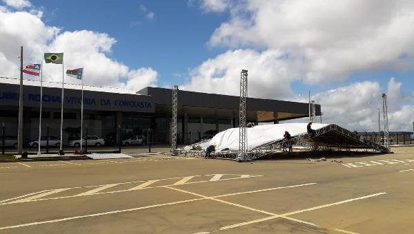 AEROPORTO DE VITÓRIA DA CONQUISTA É FECHADO COM TAPUMES PARA ATO COM BOLSONARO