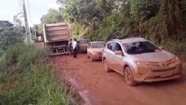 CHUVA INTERDITA ESTRADA DE BARRA GRANDE; CARROS FICAM PRESOS NA LAMA