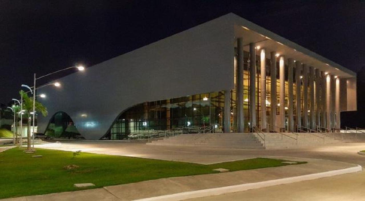 VARA CÊNICA CEDE E CAUSA PÂNICO NO TEATRO CANDINHA DÓREA 