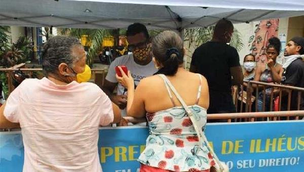 STAND DA PREFEITURA DE ILHÉUS FORNECE ATENDIMENTO SOBRE AUXÍLIO EMERGENCIAL