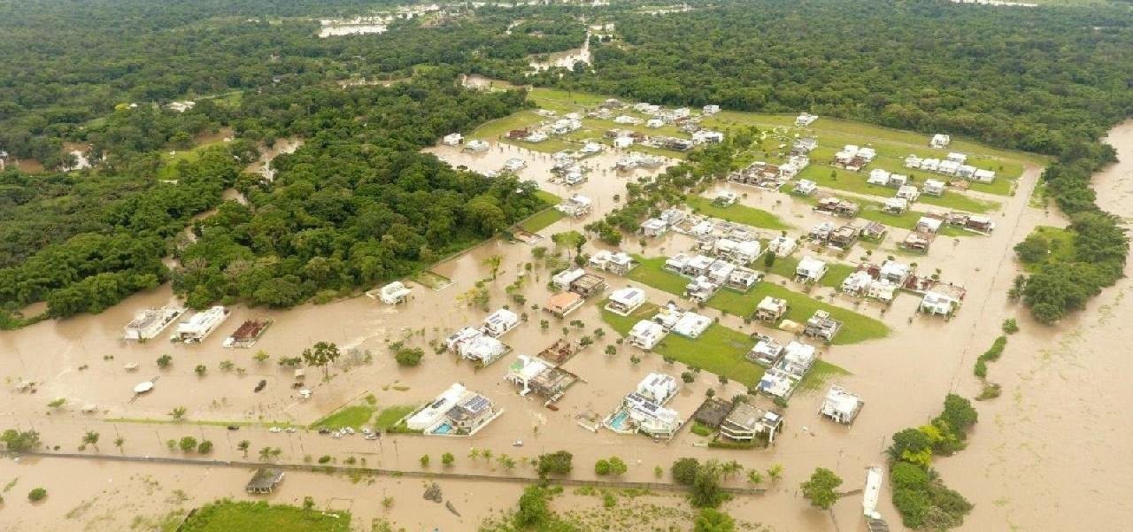 CONDOMÍNIO DE LUXO EM ITABUNA FICA SUBMERSO APÓS FORTE TEMPORAL