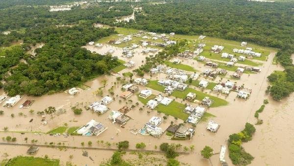 CONDOMÍNIO DE LUXO EM ITABUNA FICA SUBMERSO APÓS FORTE TEMPORAL