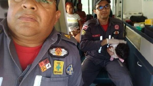 MULHER SALVA FILHA RECÉM-NASCIDA APÓS RECEBER AJUDA DE BOMBEIRO MILITAR POR TELEFONE NA BAHIA