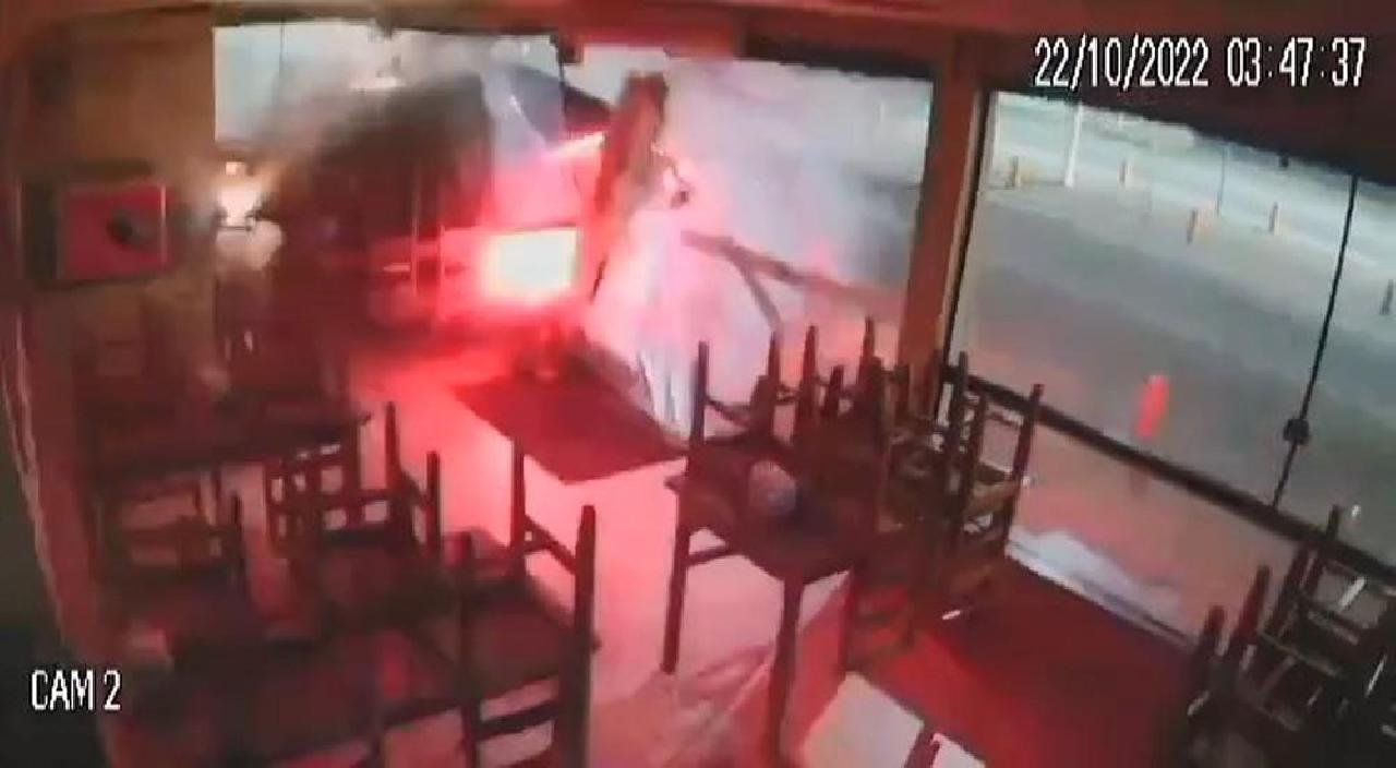 CARRO INVADE E DESTRÓI RESTAURANTE EM ITABUNA 