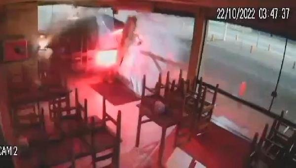 CARRO INVADE E DESTRÓI RESTAURANTE EM ITABUNA 