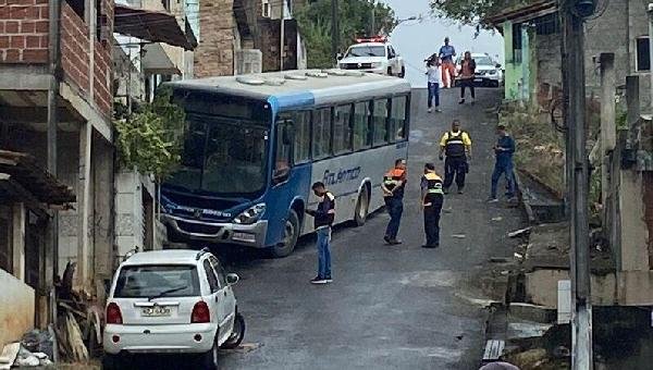 ITABUNA: ÔNIBUS DESTRÓI FRENTE DE CASA NO JOÃO SOARES