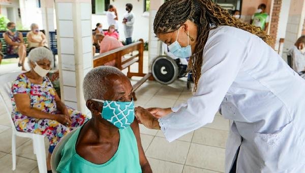 74 IDOSOS DO ABRIGO SÃO VICENTE ESTÃO SENDO VACINADOS CONTRA A COVID-19