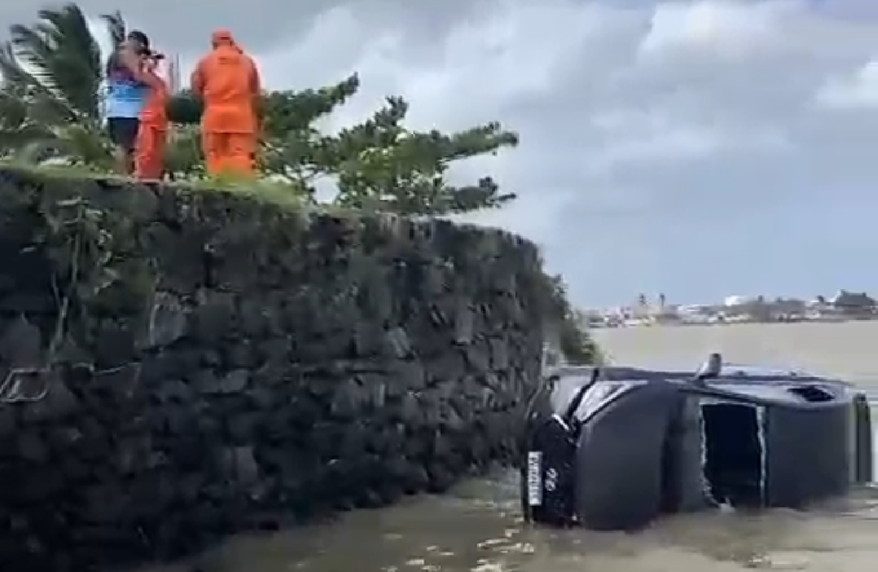 MOTORISTA PERDE O CONTROLE DA DIREÇÃO E CARRO DESPENCA NO MAR DA PRAIA DO CRISTO EM ILHÉUS 