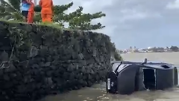 MOTORISTA PERDE O CONTROLE DA DIREÇÃO E CARRO DESPENCA NO MAR DA PRAIA DO CRISTO EM ILHÉUS 