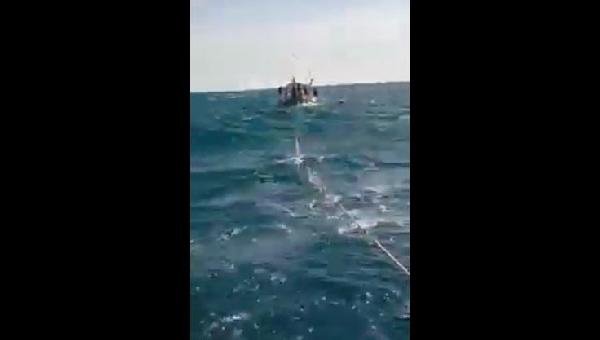 VÍDEO: À DERIVA DESDE SÁBADO, PESCADORES ILHEENSES SÃO RESGATADOS PRÓXIMO A ITACARÉ