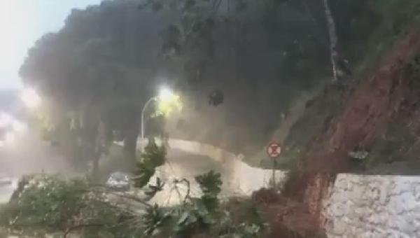 ILHÉUS SOFRE COM DESLIZAMENTOS DE TERRA E ALAGAMENTOS NESTA MADRUGADA (21)