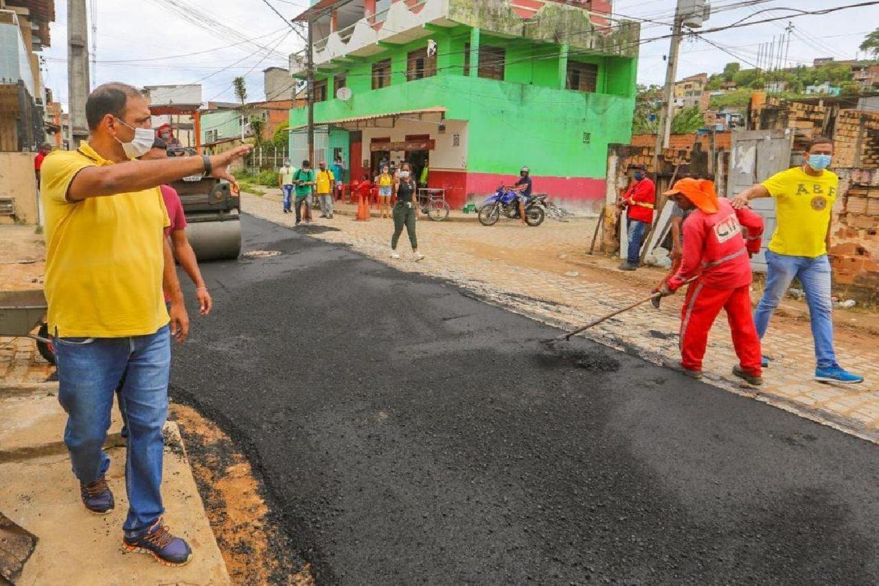 PREFEITO MÁRIO ALEXANDRE VISTORIA ASFALTO NA RUA DO CANO 