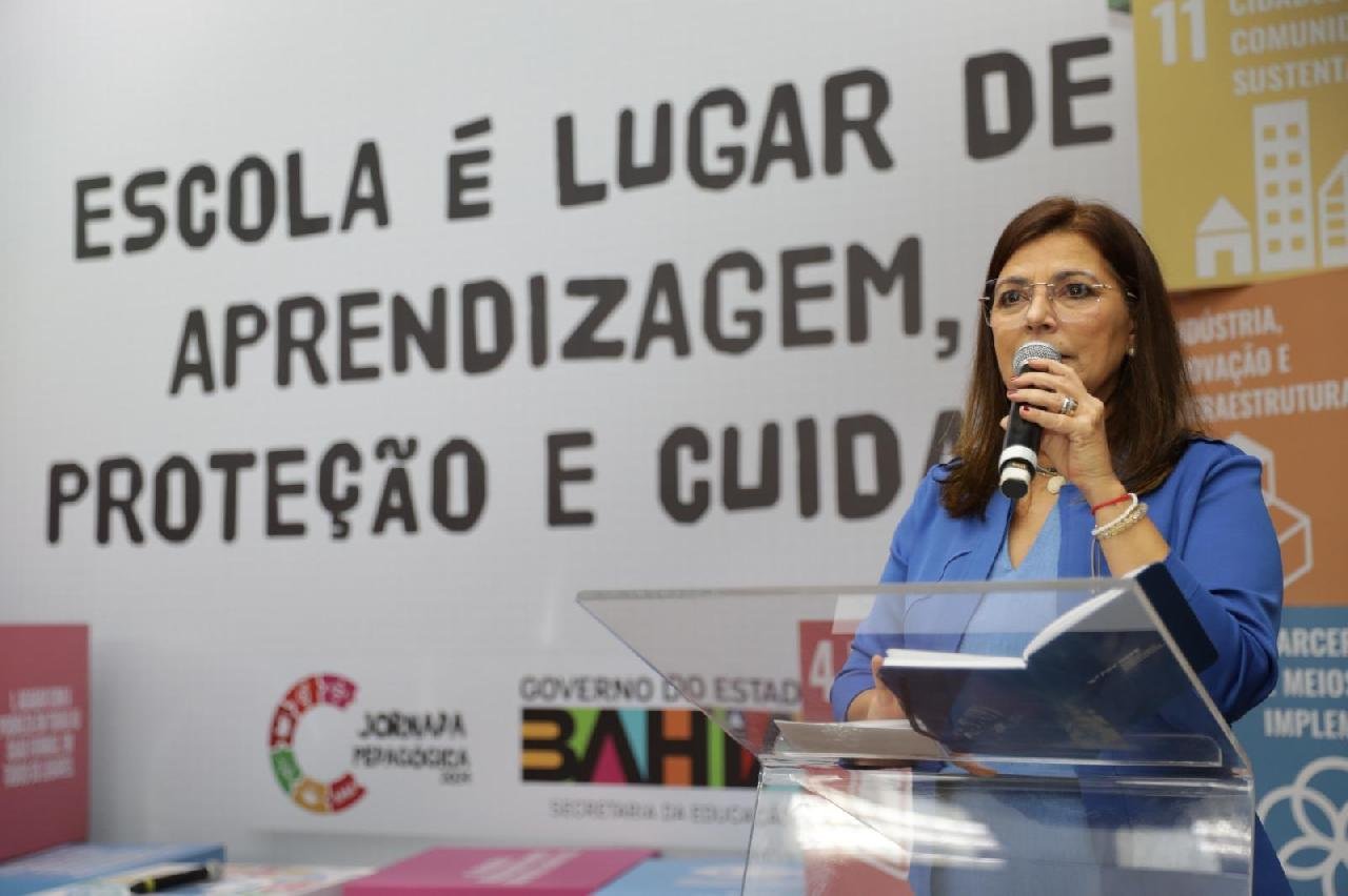 SECRETÁRIA ADÉLIA PINHEIRO PARTICIPA DE AULA INAUGURAL EM COLÉGIO ESTADUAL DO IGUAPE