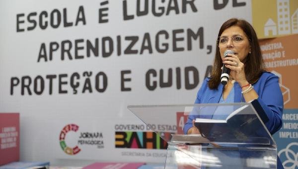 SECRETÁRIA ADÉLIA PINHEIRO PARTICIPA DE AULA INAUGURAL EM COLÉGIO ESTADUAL DO IGUAPE