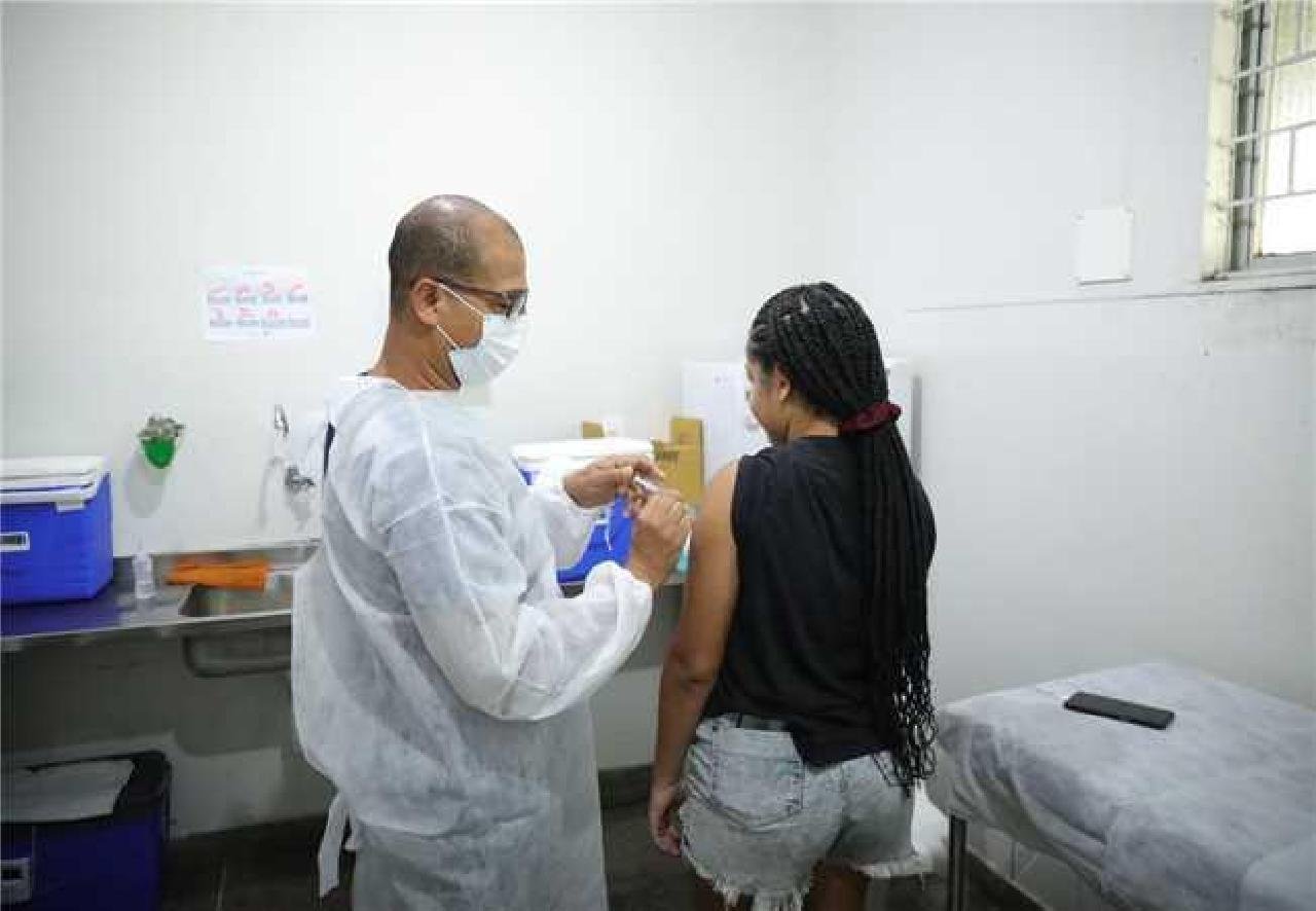 ILHÉUS ULTRAPASSA MARCA DE 90 MIL PESSOAS VACINADAS COM AS TRÊS DOSES CONTRA A COVID 19