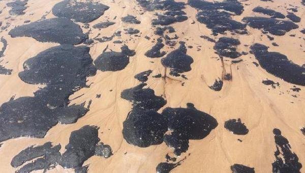 VÍDEO: MANCHAS DE ÓLEO ATINGEM PRAIA DA PITUBA, EM SALVADOR