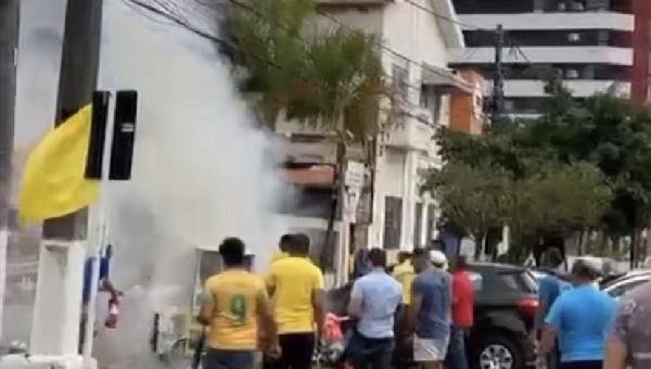 CARRINHO DE PIPOCA PEGA FOGO NA AVENIDA SOARES LOPES 