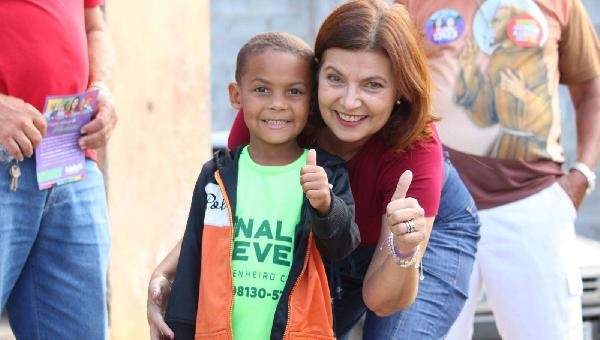 ADÉLIA PINHEIRO CONVERSA COM MORADORES DO TEOTÔNIO VILELA E ASSUME O COMPROMISSO DE CONSTRUIR CRECHES NO BAIRRO