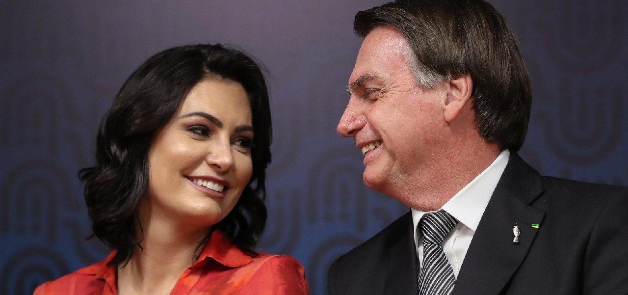 POLÍCIA FEDERAL APREENDE CELULARES DE JAIR BOLSONARO E MICHELLE  