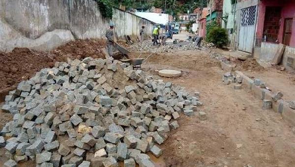 PREFEITURA DE ILHÉUS RETOMA OBRAS DE PAVIMENTAÇÃO NA VILA FREITAS 